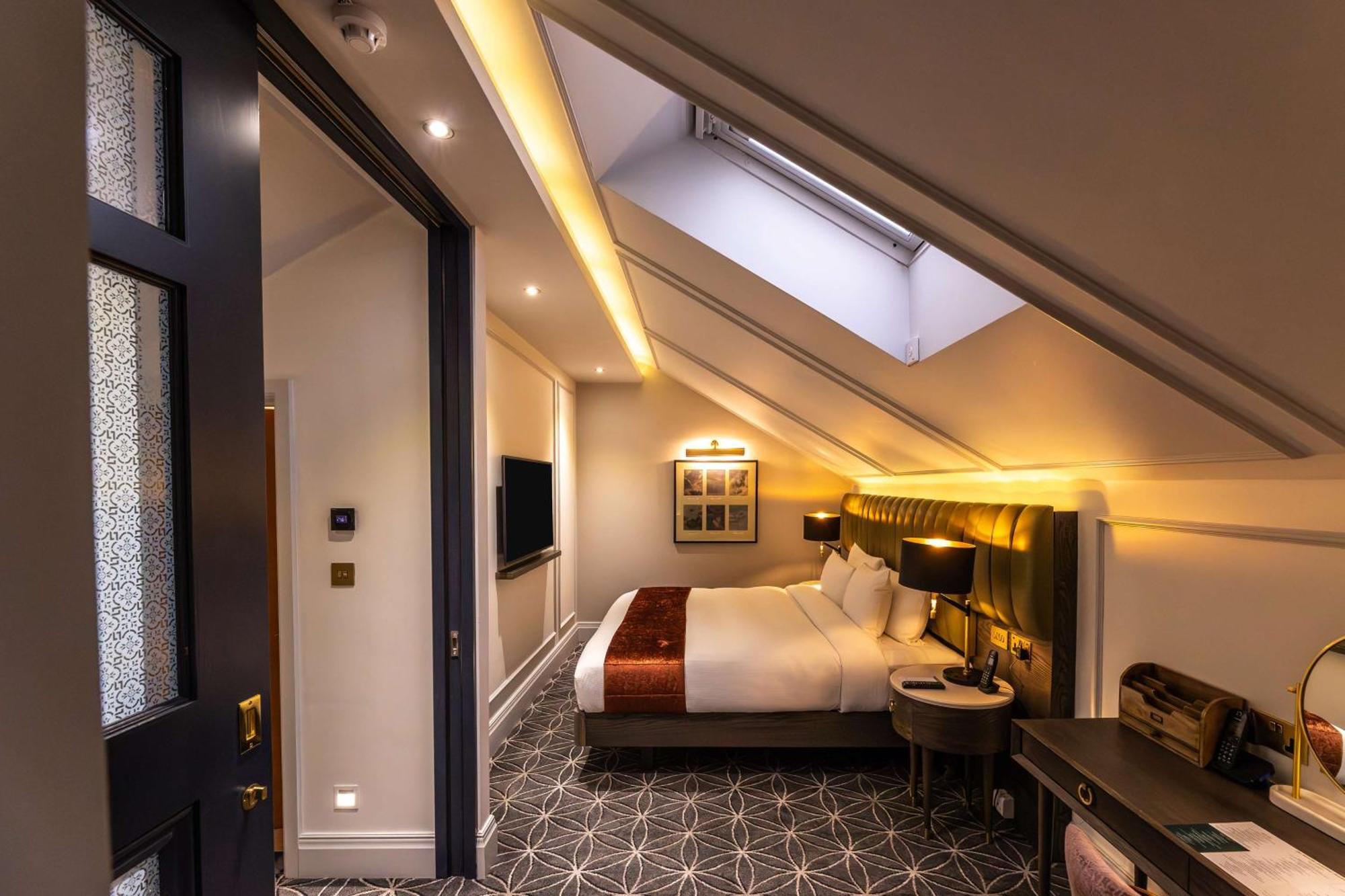 100 Queen'S Gate Hotel London, Curio Collection By Hilton Luaran gambar A room at the hotel