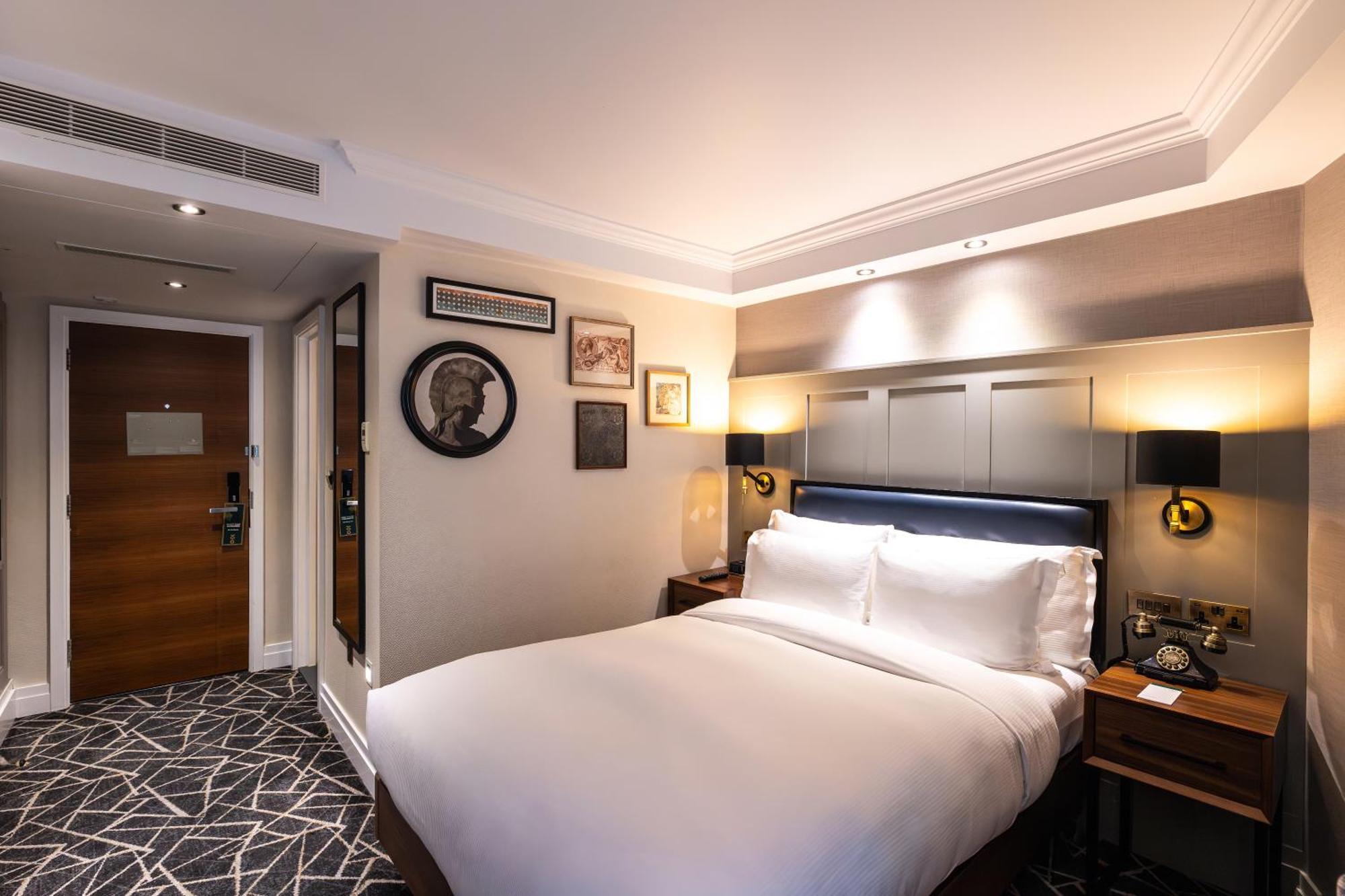 100 Queen'S Gate Hotel London, Curio Collection By Hilton Luaran gambar A bedroom at the hotel